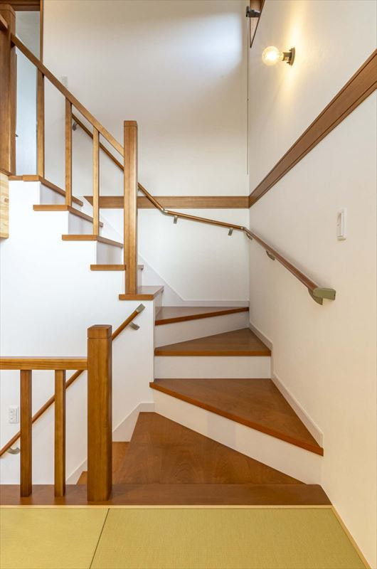 木製の手摺を設置した階段
