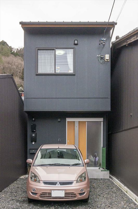 狭小地に建つモダンな住宅