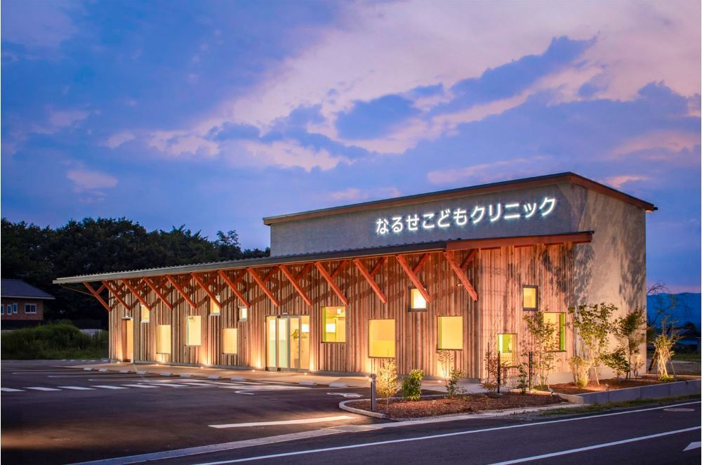 片流れ屋根が特徴の外観